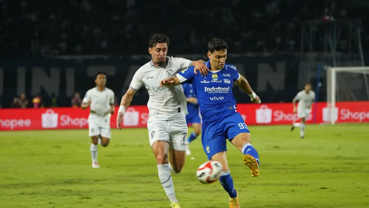 Pemain Arema FC Gustavo Franca berebut bola dengan pemain Persib Bandung di GBLA, Jumat (24/4). (MO Arema FC)