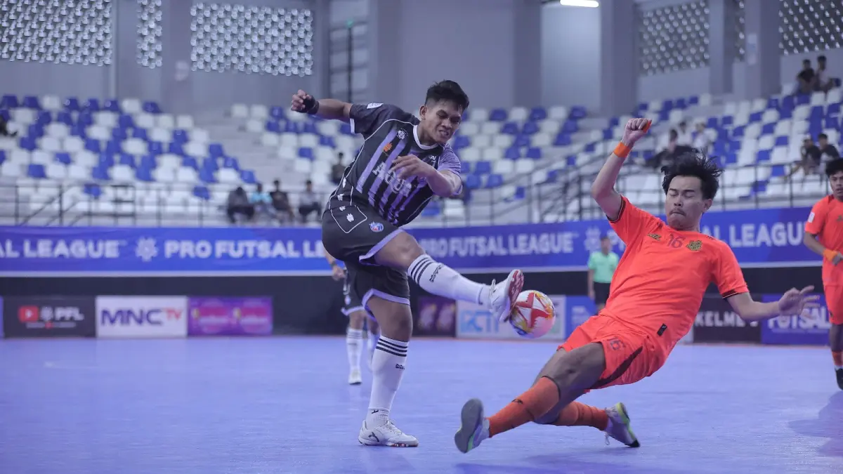 PERCAYA DIRI: Pivot Unggul FC Malang Andres Dwi Persada melepaskan tendangan dalam laga melawan Kuda Laut Nusantara di PFL Series Tangerang putaran pertama.