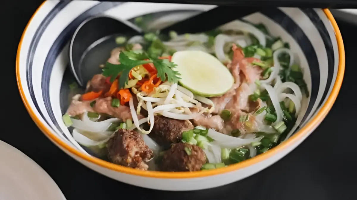 Pho makanan khas Vietnam dengan kuah juara. (Instagram @laborecoffeeeatery)