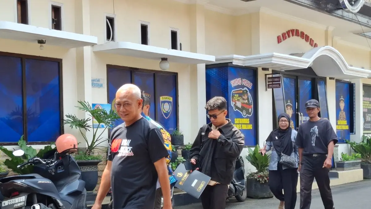 SIAPKAN PRAPERADILAN: Hadi Wiyono alias Pak Dur (kanan) setelah menjalani pemeriksaan di Mapolres Malang, Kamis lalu (23/4).
