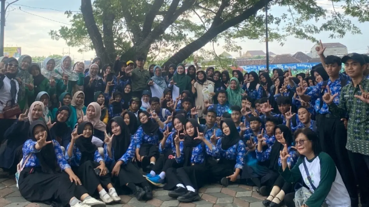 SINERGI: Peserta yang terdiri dari anggota PKK Kota Madiun, komunitas ProKlim se Kota Madiun, pelajar, hingga mahasiswa Universitas Negeri Surabaya.