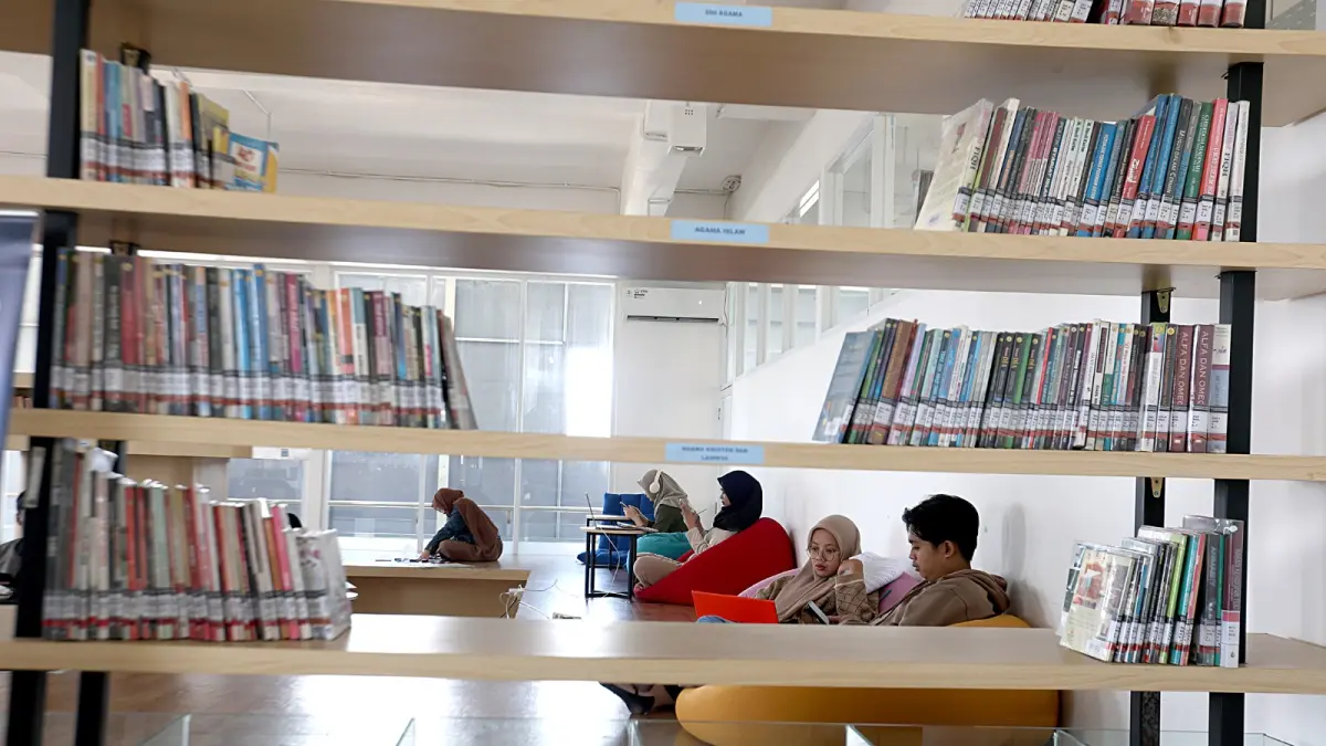 SUPPORT 17 SUBSEKTOR EKRAF: Perpustakaan di lantai lima gedung MCC cukup banyak dikunjungi warga. (DARMONO/RADAR MALANG)