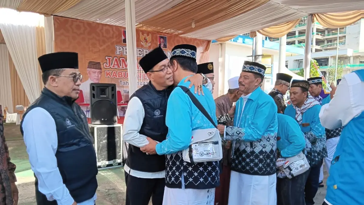 TAMU ALLAH: Para Calon Jemaah Haji (CJH) asal Kabupaten Malang berangkat dari exit tol Singosari kemarin (24/4). Sebelum berangkat, mereka bersalaman dengan keluarga pengantar dan forkopimda.