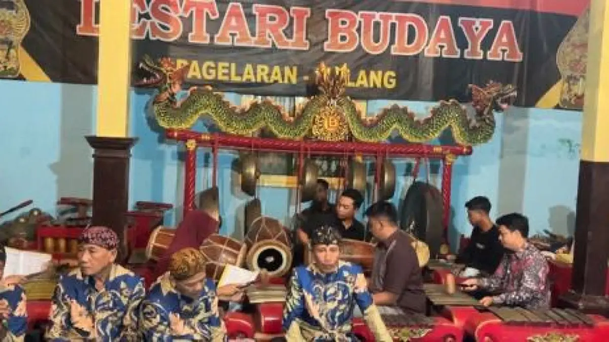 TERJUN LANGSUNG: Mahasiswa Pascasarjana Magister Manajemen Universitas Negeri Malang (UM) melakukan transformasi strategis di Kampung Seni Eduwisata Pagelaran melalui pendekatan manajemen berbasis kearifan lokal.