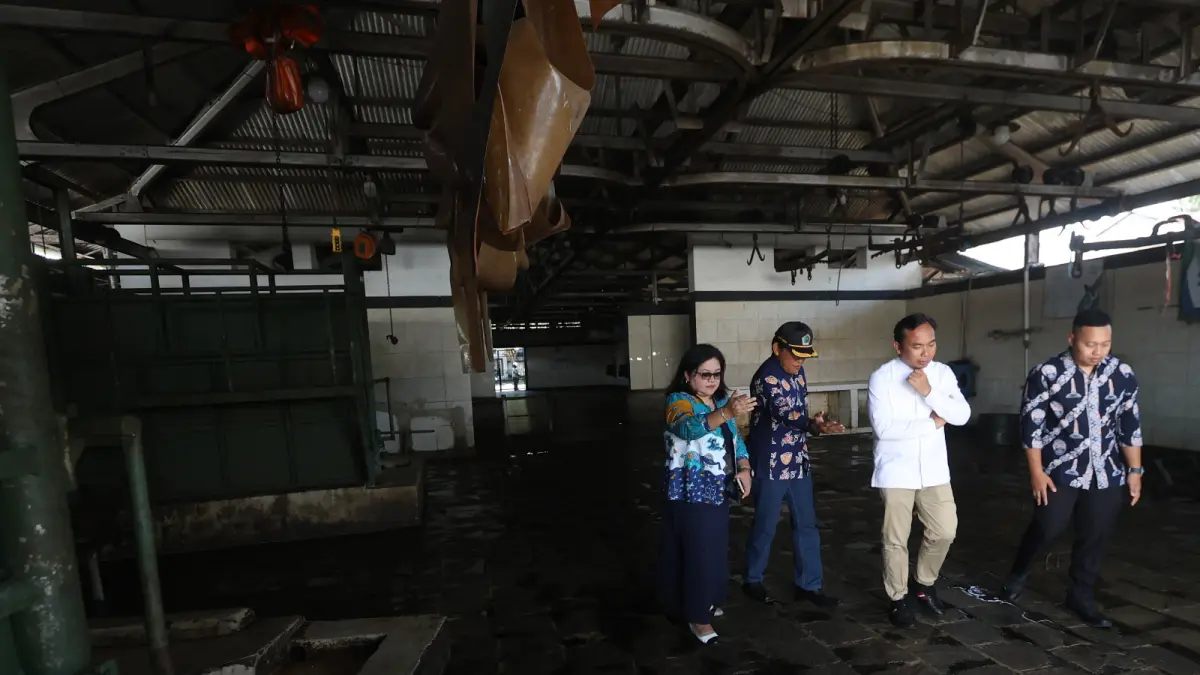 LAKUKAN SIDAK: Wakil Wali Kota Malang Ali Muthohirin (dua dari kanan) didampingi Kepala Dinas Ketahanan Pangan dan Pertanian (Dispangtan) Kota Malang Slamet Husnan Hariadi (dua dari kiri) mengunjungi RPH Tunas Kelurahan Ciptomulyo, Kecamatan Sukun, beberapa waktu lalu. (foto: Darmono/Radar Malang).