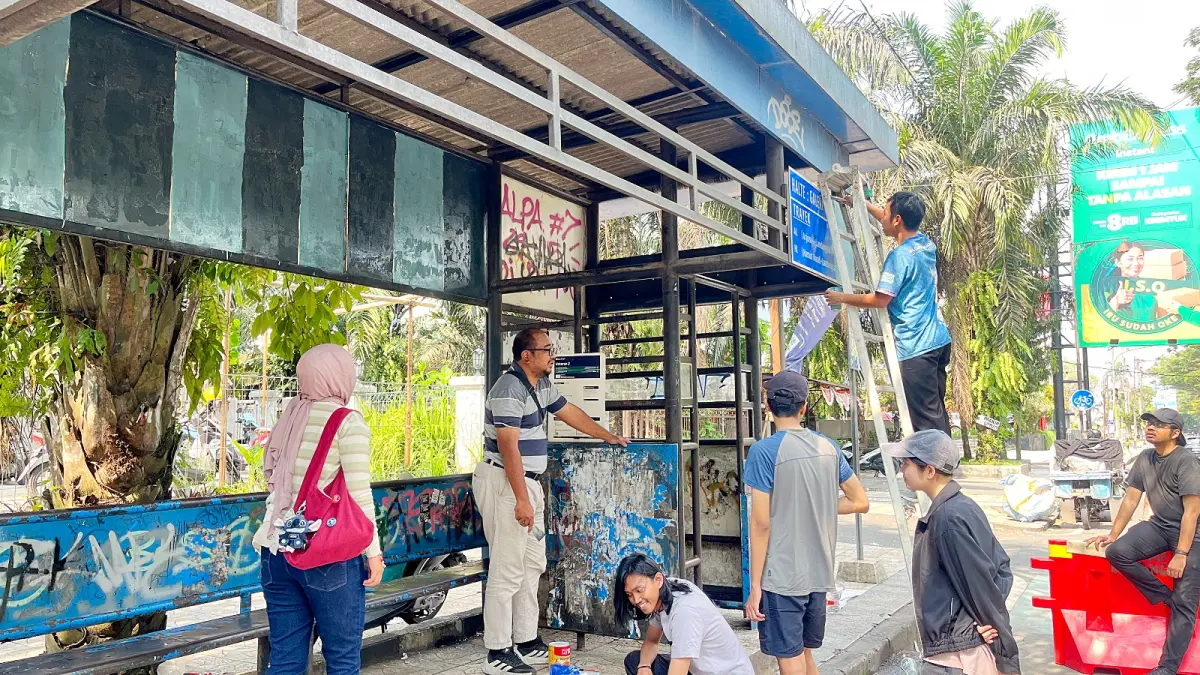 AKSI NYATA: Perwakilan dari tiga komunitas membersihkan halte di Jalan Veteran, kemarin siang (25/4). Setelah dibersihkan, mereka mengecat ulang halte tersebut. (NAHDIATUL AFFANDIAH/RADAR MALANG)

&nbsp;