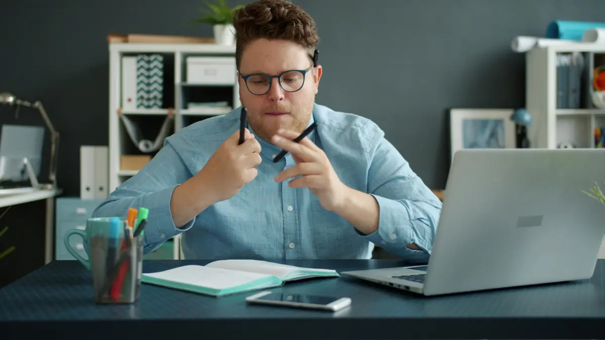Aktivitas multitasking saat belajar menjadi kebiasaan banyak mahasiswa, meski berpotensi mengganggu fokus. (Foto: Pexels)