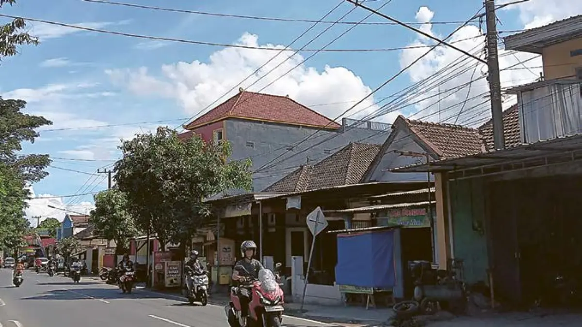ANTISIPASI KECELAKAAN: Pengendara melintasi ruas Jalan Raya Panggungrejo, Kecamatan Kepanjen yang sudah terpasang PJU kemarin.