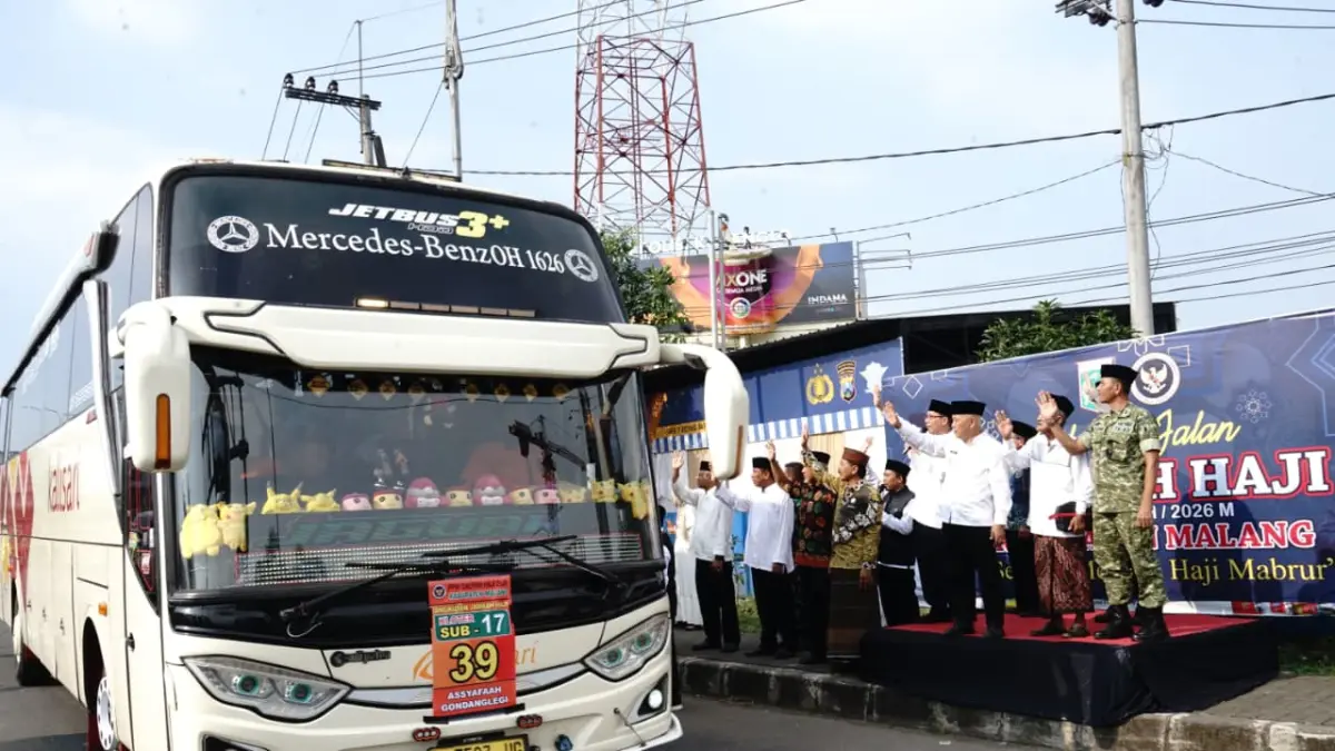 BERANGKAT: Armada bus yang ditumpangi calon jamaah haji Malang. 