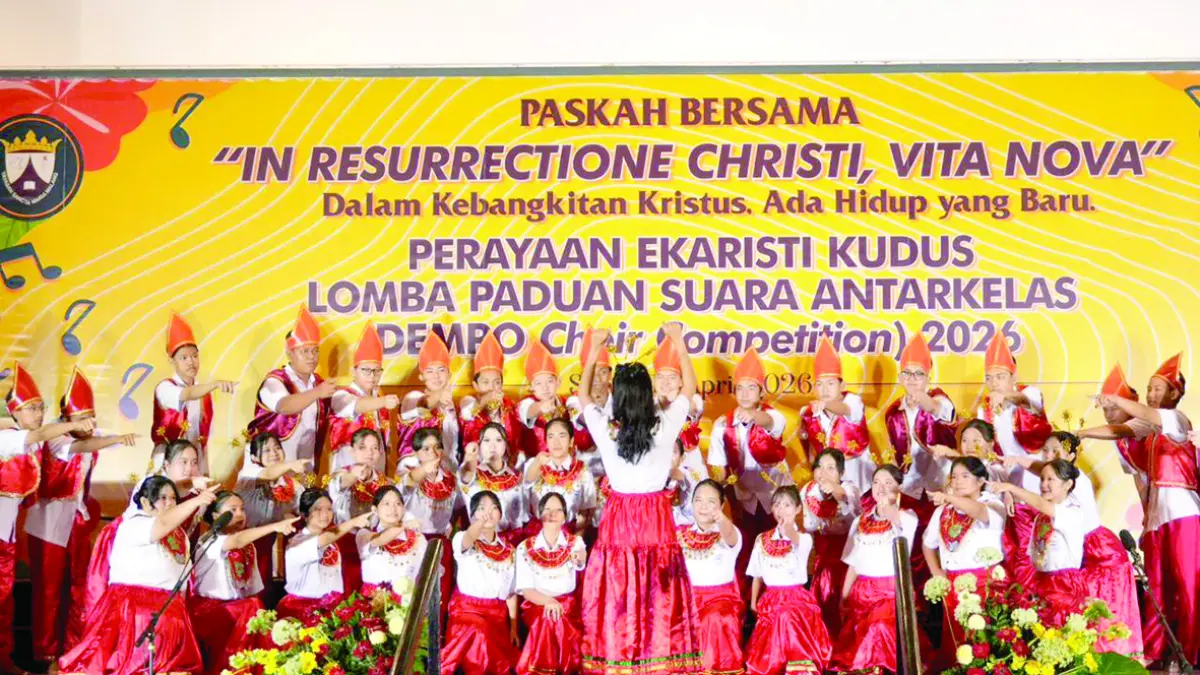 BERLANGSUNG SUKSES: Salah satu penampil di Dempo Choir Competition menunjukkan kekompakan dan melantunkan lagu Paskah serta daerah. 
