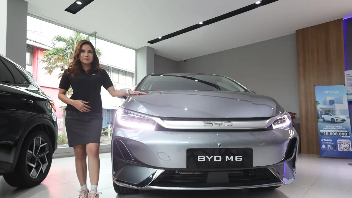 BISA BERNAPAS LEGA: Mobil listrik BYD M6 jadi salah satu kendaraan yang banyak diburu pada bulan April ini. (foto: Darmono/Radar Malang)