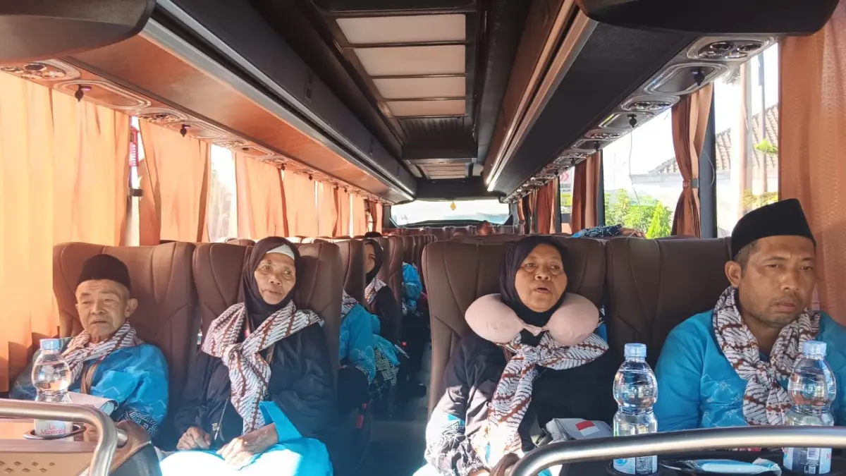 Calon jemaah haji (CJH) asal Kabupaten Malang siap berangkat menuju Asrama Haji Sukolilo, Surabaya, pekan lalu. (Indah Mei Yunita/Radar Kanjuruhan)