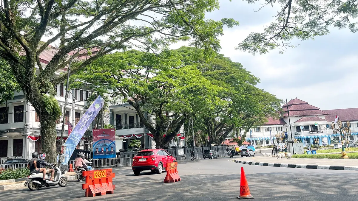 DITUTUP SEMENTARA: Jalan di depan Balai Kota Malang ditutup separo sejak tadi malam sekitar pukul 22.00. Jalan bakal dibuka penuh pagi ini pukul 08.15. (NAHDIATUL AFFANDIAH/RADAR MALANG)