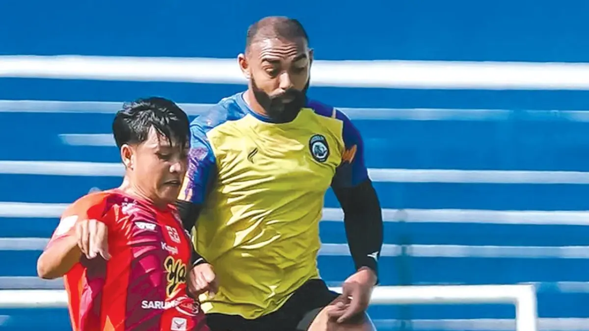 FIGUR SENIOR: Pemain Persikoba Yericho Christiantoko (kiri) berusaha merebut bola dalam laga uji coba menghadapi Arema FC di Stadion Gajayana, beberapa waktu lalu.