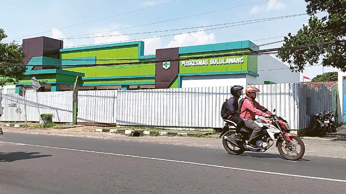 GEDUNG BARU: Pengendara melintasi depan Puskesmas Bululawang di Desa Bululawang kemarin. Setelah pembangunan tahap pertama rampung, bakal dilanjutkan tahap dua.