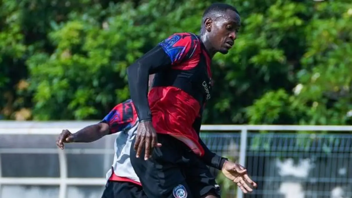 HARUS BERADAPTASI: Gelandang Arema FC Mathues Blade berusaha menggiring bola dalam sesi latihan di Stadion Gelora Samudera, Kuta. (foto MO Arema FC)