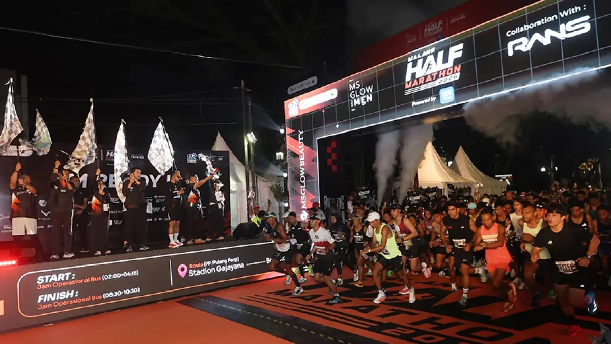 BERLANGSUNG MERIAH: Wali Kota Malang Wahyu Hidayat, Wawenpora Taufik Hidayat, Ketua Pelaksana Gilang Widya Permana, Danrem 083/Baladhika Jaya Kolonel Infanteri Wahyu Ramadhanus Suryawa melepas para pelari MS Glow Half Marathon 2026 kategori 21 kilometer, kemarin. (foto: Darmono/Radar Malang)