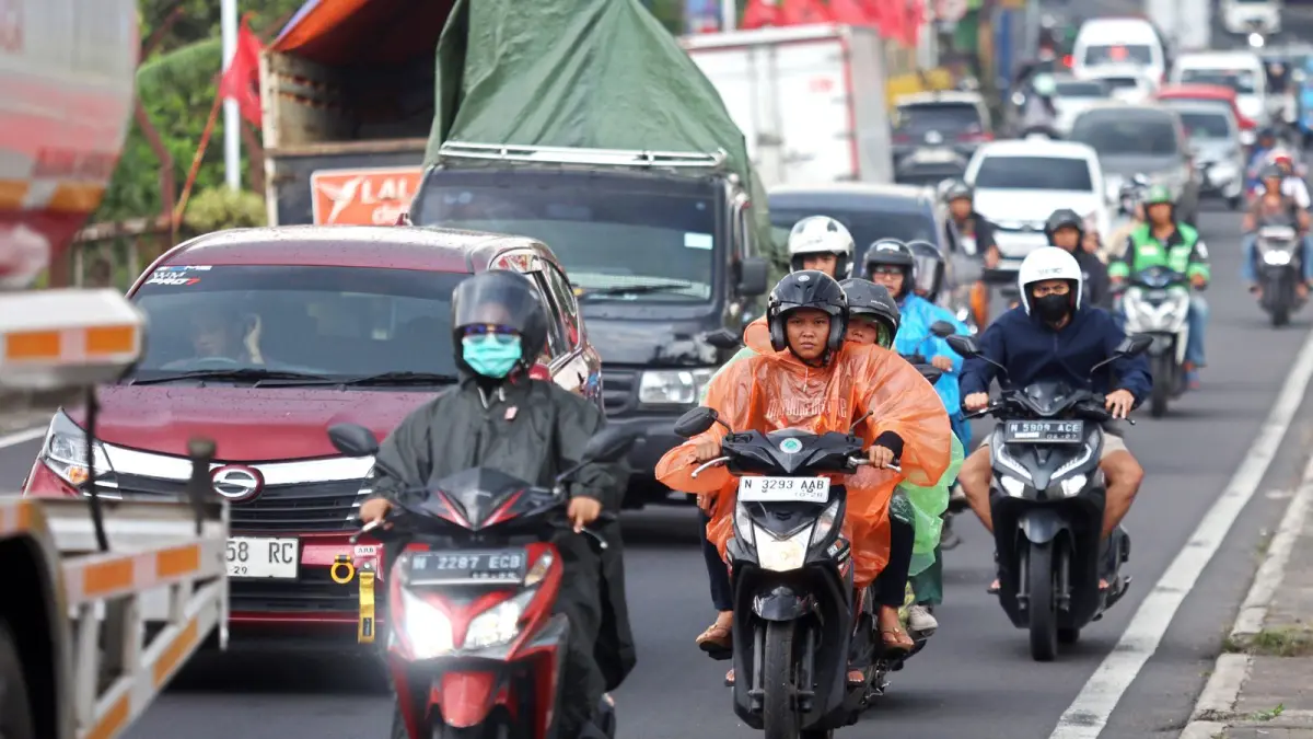 Kendaraan melaju lambat di Jalan Gatot Subroto, Kota Malang.(darmono/Radar Malang)