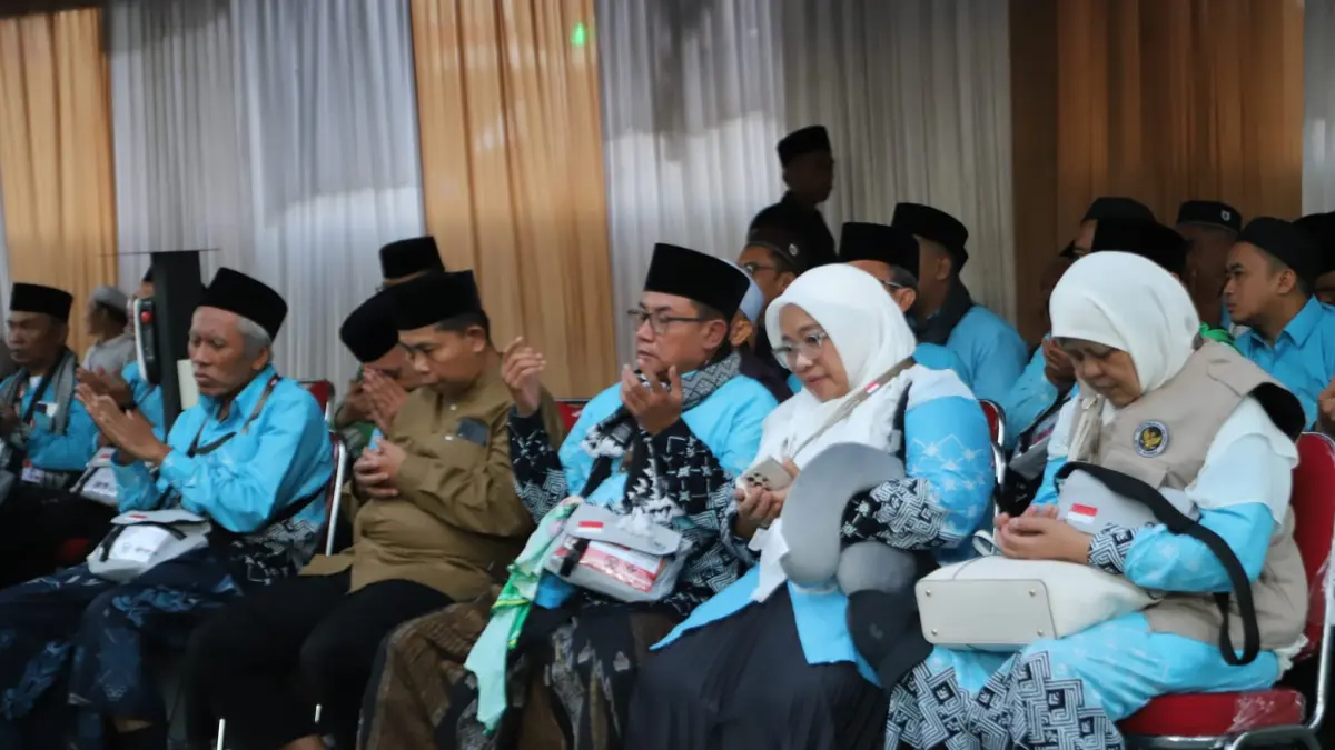 KHUSYUK: Calon jamaah haji asal Malang berdoa sebelum keberangkatan.