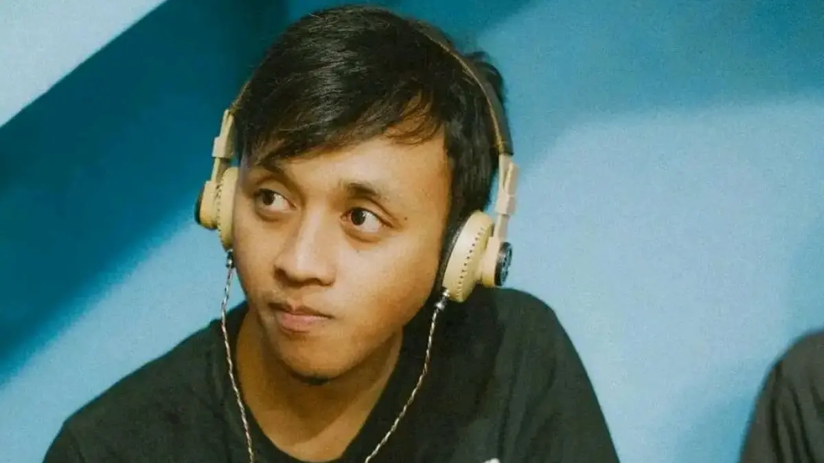 Muhammad Zakaria Ansori mendengarkan lagi melalui discman beberapa waktu lalu. (Muhammad Zakaria)