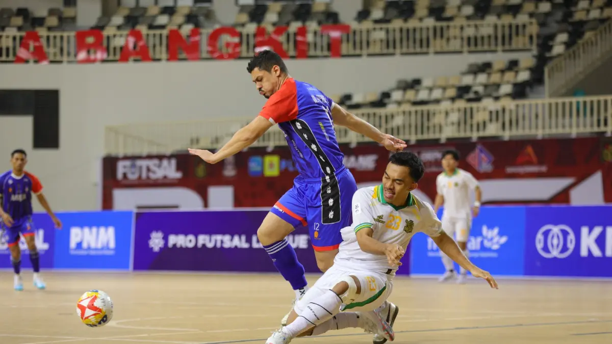 ON FIRE: Wellington Pereira (kiri) berebut bola dengan pemain Kuda Laut Nusantara dalam laga PFL Series Papua di GOR Istora Papua Bangkit, Jayapura, Sabtu lalu (25/4). (Foto:Mo Unggul FC Malang)