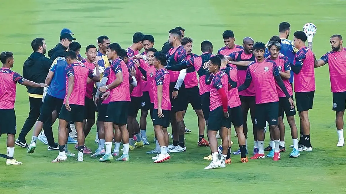 PATANG REMEHKAN LAWAN: Para pemain Arema FC berdoa bersama sebelum menjalani pertandingan melawan Persib Bandung di Stadion Gelora Bandung Lautan Api, Jumat lalu (24/4).