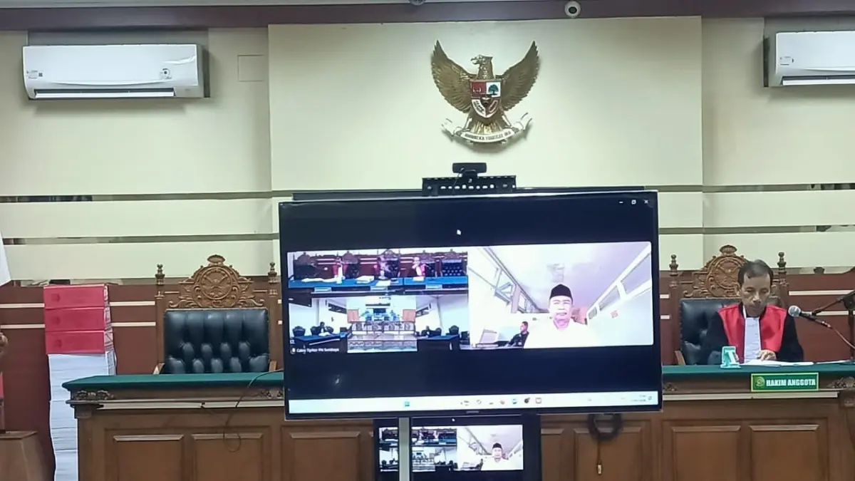 Salah satu terdakwa kasus kredit fiktif Sutomo menjalani persidangan secara online di PN Tipikor Surabaya, Kamis (23/4) lalu. (Kejari Kabupaten Malang)