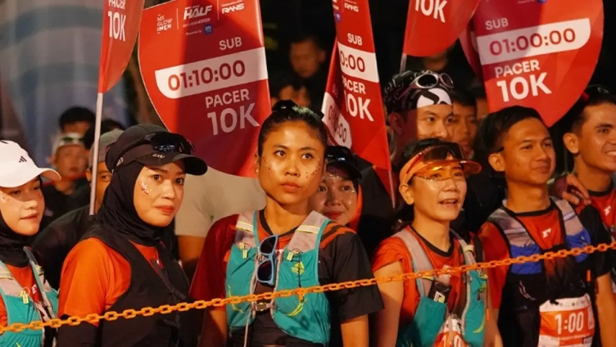 SEMANGAT: Para pelari half marathon saat bersiap di titik start berada di Jalan Kertanegara.
