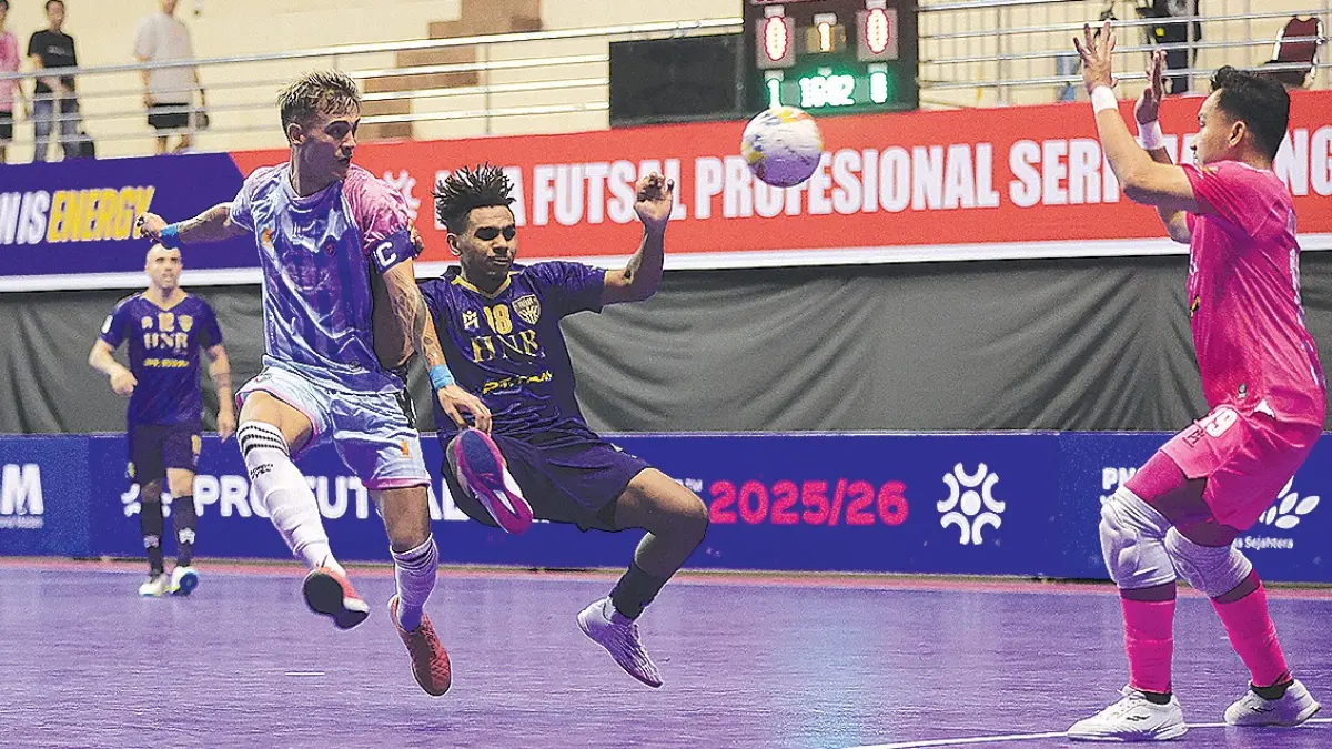 TAK MERASA INFERIOR: Pemain Unggul FC Malang Andres Josue Teran dihadang penggawa Fafage Banua Andarias Kareth (tengah) dalam laga PFL Series Malang di GOR Ken Arok.