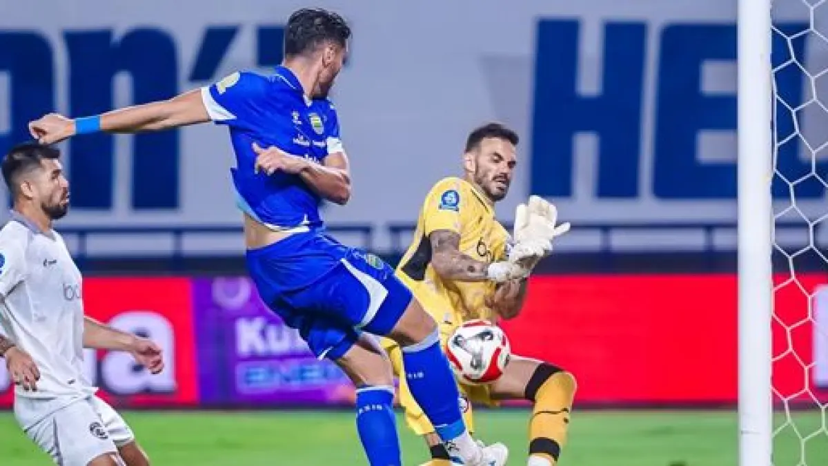 TAMPIL TANGGUH: Lucas Frigeri (kiri) berhasil menghalau tendangan pemain belakang Persib Bandung Patricio Matricardi dalam laga BRI Super League pekan ke-29 pada 24 April. (Instagram Lucas Frigeri)