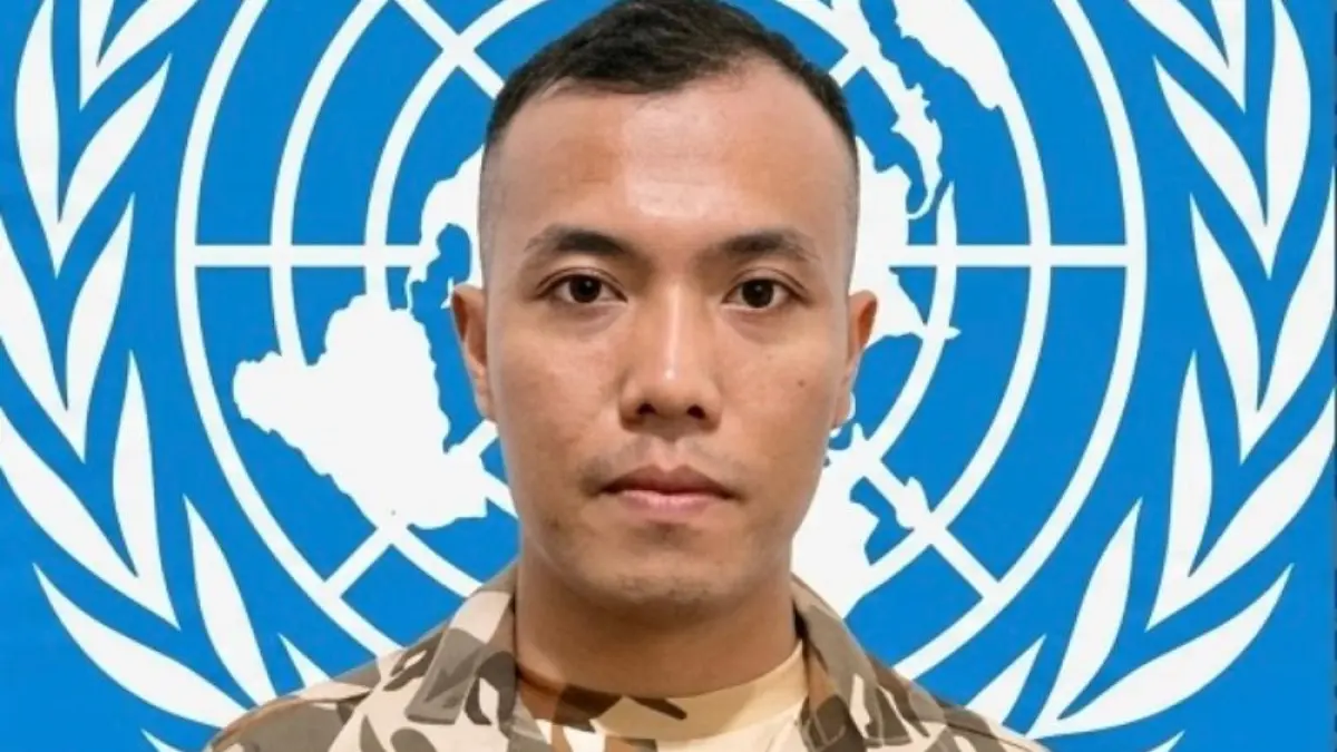 TANDA PENGHORMATAN: Praka Rico (31), prajurit TNI yang termasuk ke dalam Pasukan Perdamaian PBB di Lebanon (UNIFIL) gugur. Kini TNI anugerahkan pangkat Kopda. (Sumber: Istimewa)