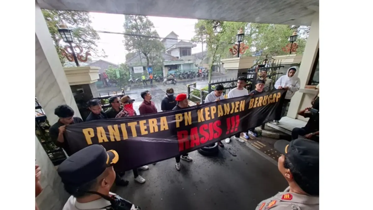TUNTUT KEJELASAN: Aksi ormas GRIB Jaya, Kamis (23/4).