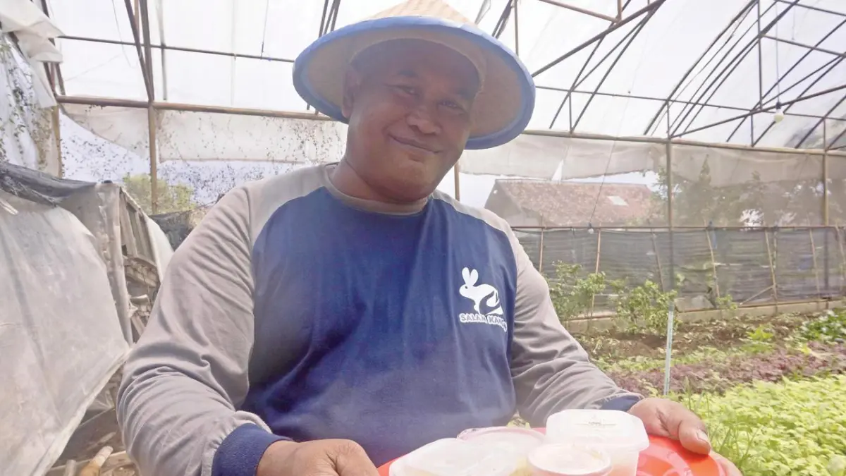 Widjianto menunjukkan es krim sehat berbahan sayur organik