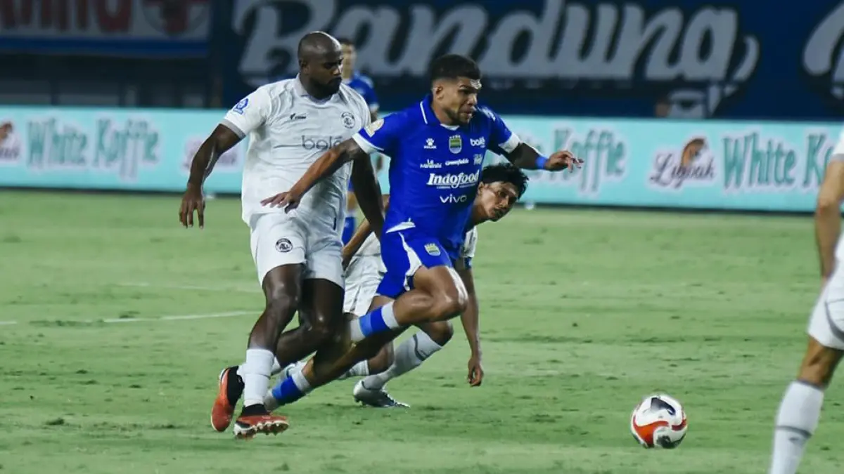 Pertandingan pekan ke-29 antara Persib Bandung dan Arema FC berjalan dengan intensitas tinggi. Persib saat ini masih kokoh di puncak klasemen, sementara Arema FC bersiap menghadapi laga derbi Jawa Timur pada Selasa (28/4/2026).  (Instagram @persib)