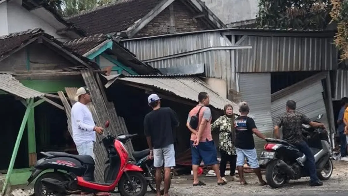 AMBRUK: Dampak kerusakan rumah di Donomulyo akibat ditabrak mobil MBG, Senin siang (27/4).