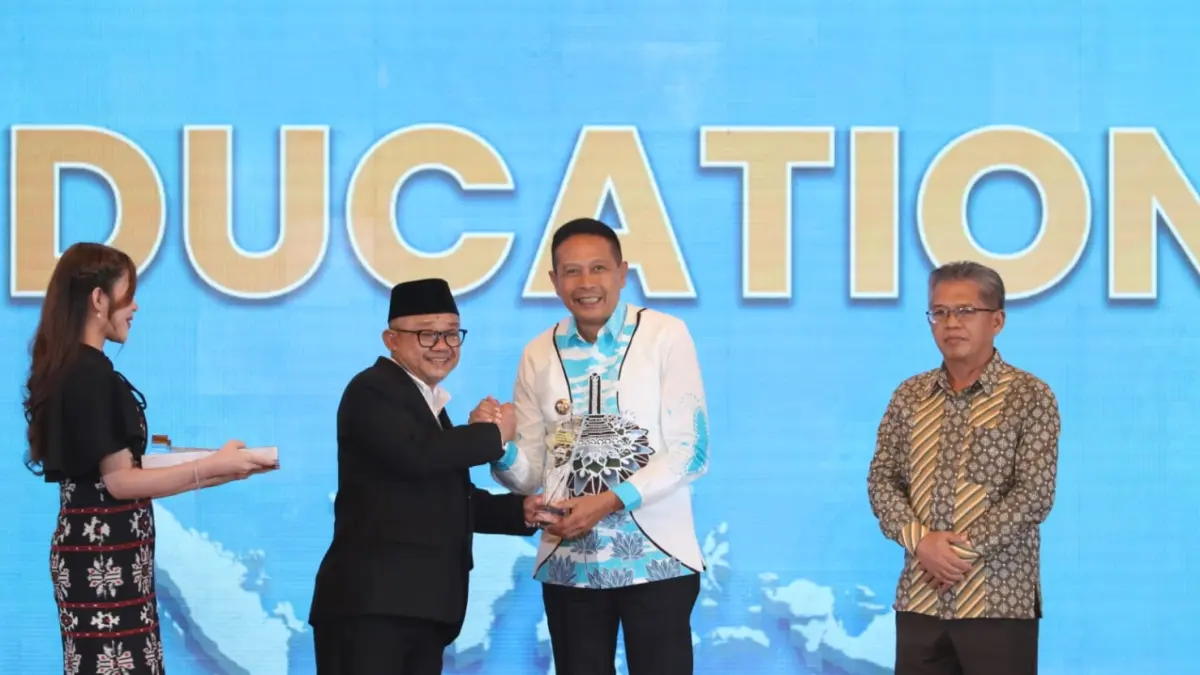 CERMINAN PROSES PEMBENAHAN: Wali Kota Malang Wahyu Hidayat (dua dari kanan) menerima penghargaan kategori Excellent City in Advance Academic Achievement dalam ajang National Governance Awards di Jakarta, Jumat (24/4). (Foto: Prokompim Kota Malang/Radar Malang)