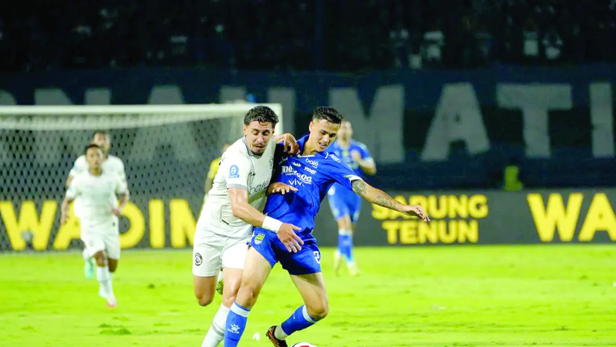 BAKAL TAMPIL NGOTOT: Gustavo Franca (kiri) berusaha merebut bola dari Pemain Persib Bandung Eliano Reijnders dalam laga BRI Super League pekan ke-29 di Stadion Gelora Bandung Lautan Api.  (Foto: MO Arema FC)