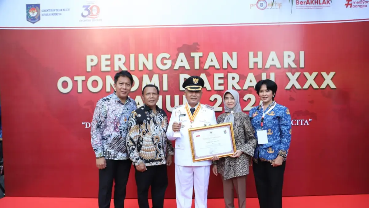 Bupati H M. Sanusi (tengah) foto bersama tiga kepala perangkat daerah dan satu dirut BUMD setelah menerima penghargaan dari Kemendagri, kemarin (27/4).(Prokopim Kabupaten Malang)