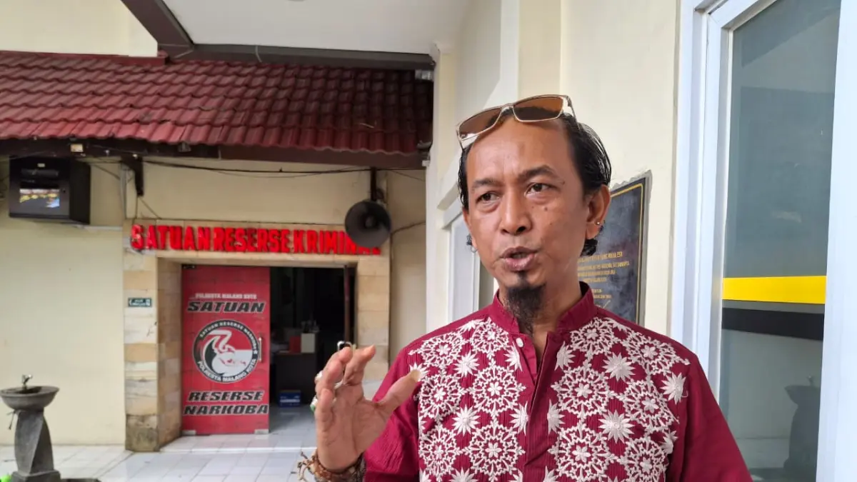 DAMPINGI KLIEN: Eko NS, penasihat hukum Intan Anggraeni. Nabila Amelia/Radar Malang