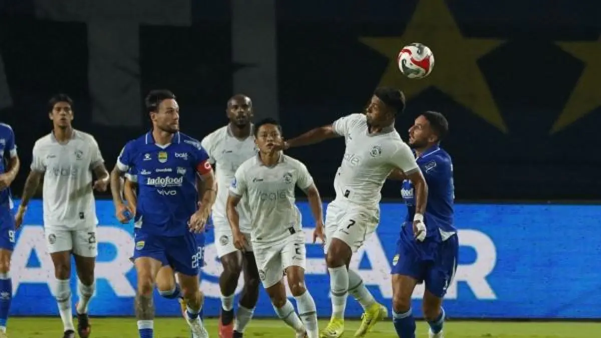 INGIN MENANG: Pemain Arema FC berebut bola dengan penggawa Persib Bandung dalam laga BRI Super League pekan ke-29, beberapa waktu lalu. (Foto: MO Arema FC for Radar Malang)