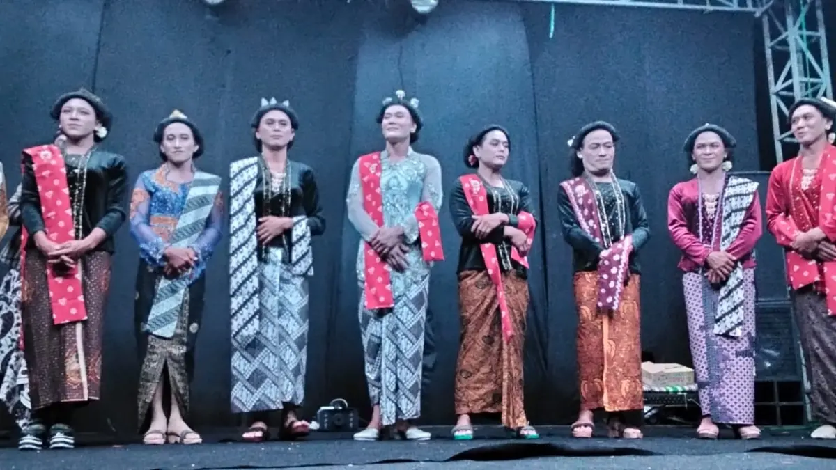 KENAKAN KEBAYA: Anggota Grup Ludruk Organik dari Dusun Busu, Desa Slamparejo, Jabung tampil pada 12 April lalu. Mereka berlatar belakang petani dan peternak tampil mengenakan kebaya. (Panitia Busu Jaman Biyen For Radar Malang)