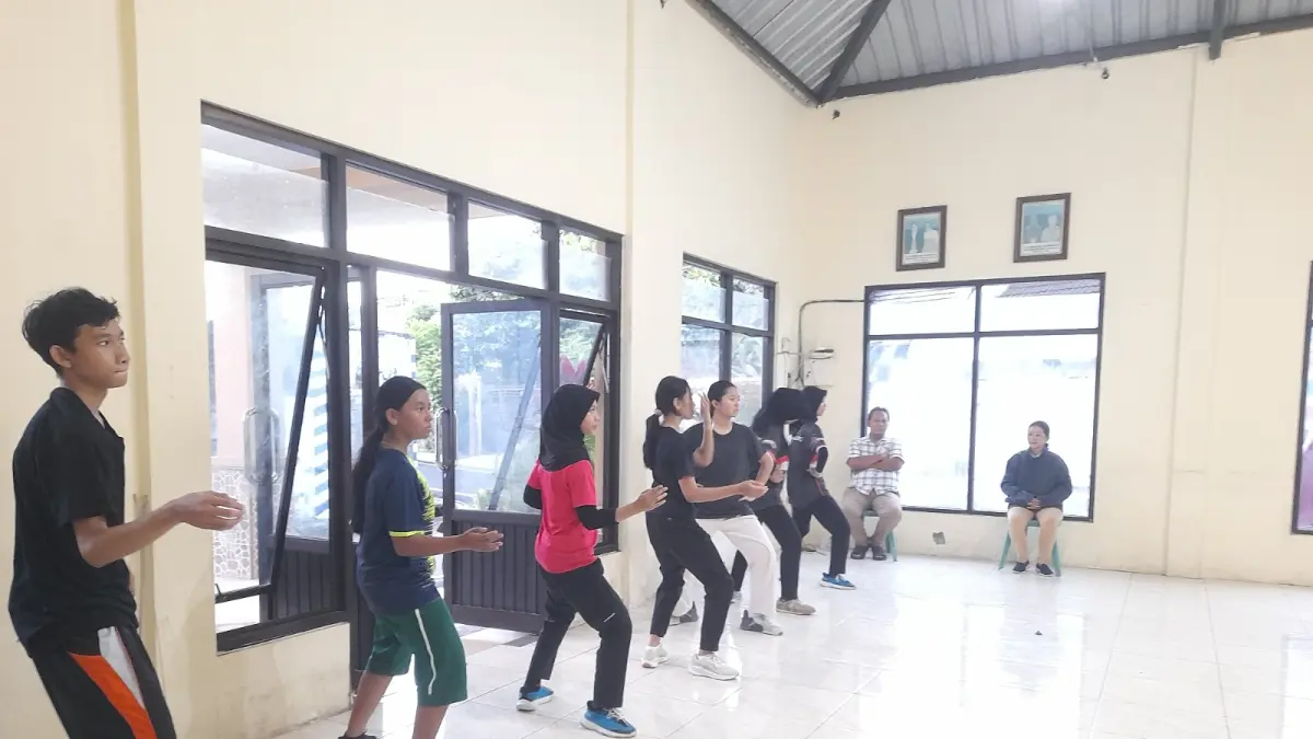KERJA KERAS: Atlet Anggar Kota Malang berlatih gerakan footwork di Balai RW 4 Perumahan, Jalan Karanglo Indah, Kecamatan Blimbing, Jumat lalu (24/4). (foto:Foto: Muhammad Affan Fauzan / Radar Malang)