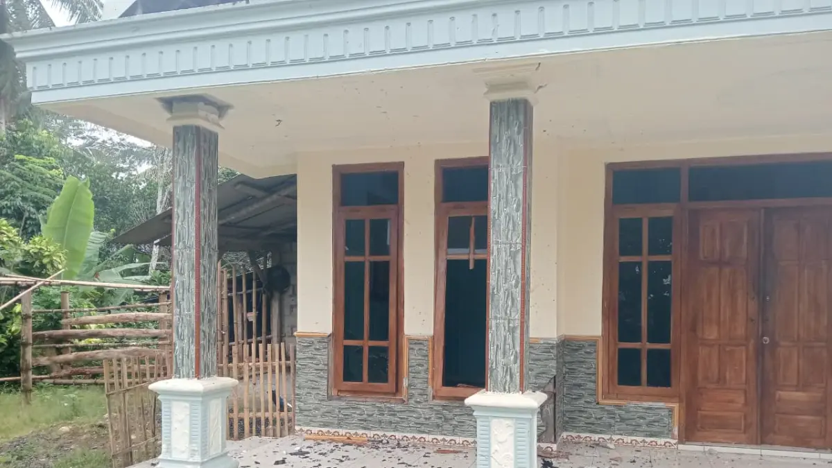 Kondisi rumah di Bantur setelah dilempari bondet, Senin (27/4). (Istimewa)