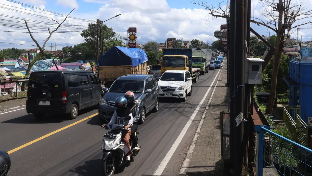 LANGGANAN MACET: Lalu lintas di sekitar kawasan Buk Gluduk kerap macet pada jam-jam tertentu. (DARMONO/RADAR MALANG)