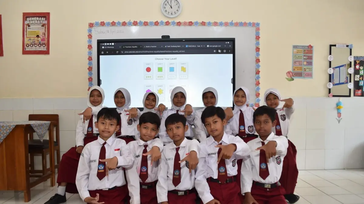 MANFAATKAN LANGSUNG: Para peserta didik di SD Negeri Borobudur 2 merasakan langsung pengalaman menggunakan IFP saat proses pembelajaran. (Dok. Kemendikdasmen)