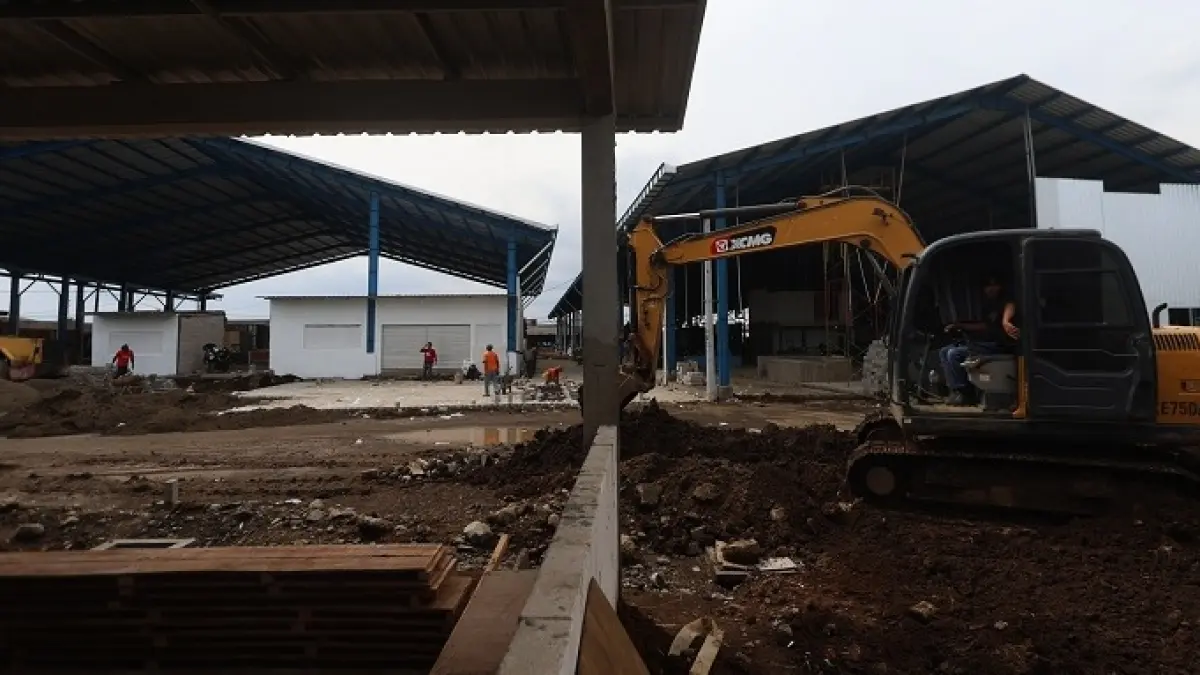MOLOR TERUS: Proses relokasi pedagang Pasar Induk Gadang (PIG) masih jauh dari kata tuntas. Pengerjaan masih berlangsung di beberapa titik, kemarin (27/4). (Darmono / Radar Malang)