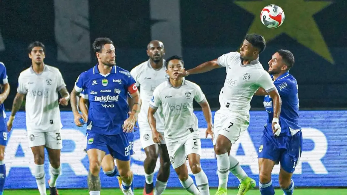 Momen Arema FC saat berlaga dengan Persib Bandung di pekan ke-29. Kini, persiapan mepet menanti Derbi Jatim melawan Persebara. Recovery cepat, semangat tetap membara! (Instagram @aremafcofficial)