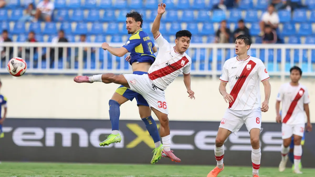 OPTIMISTIS: Gustavo Franca (kiri) berebut bola dengan penggawa Persis Solo, beberapa waktu lalu. (DARMONO/RADAR MALANG)