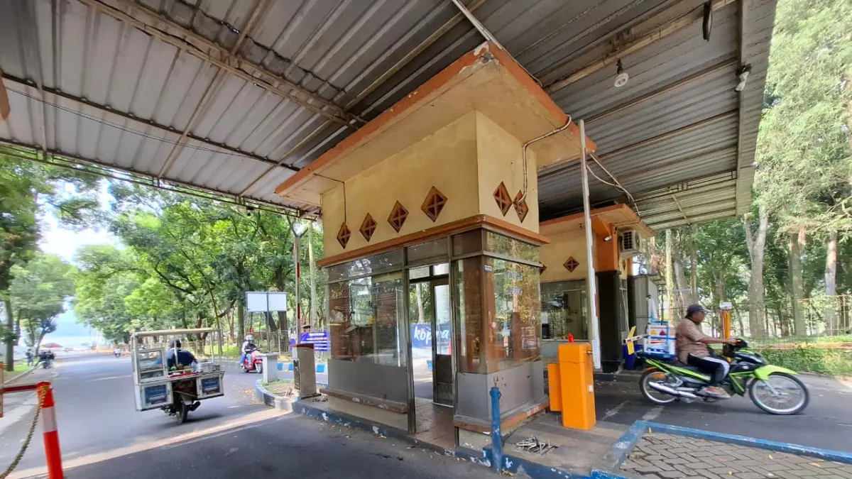 Palang pintu otomatis gate Bendungan Lahor sudah bebas dari garis polisi kemarin. Meski begitu, sistem pembayaran menggunakan e-money belum diberlakukan. (Biyan Mudzaky Hanindito/Radar Kanjuruhan)