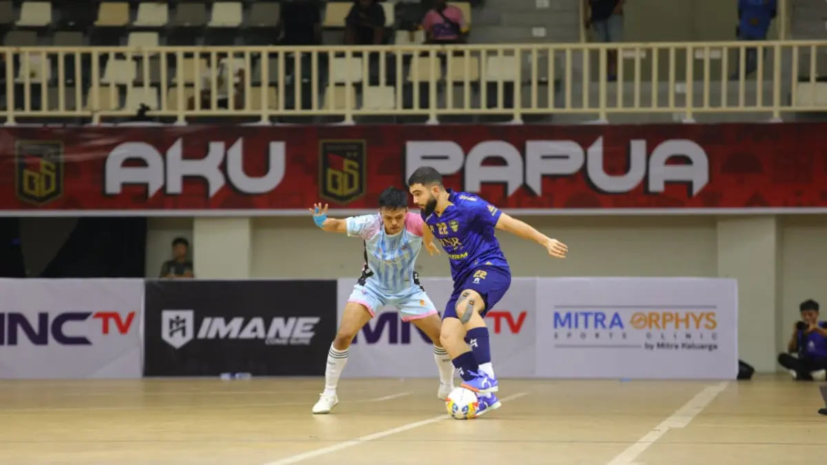 RAIH POIN MAKSIMAL: Anton Cahyo (kiri) sedang mengawal pemain Fafage Banua dalam laga di GOR Istora Papua Bangkit, Jayapura, Minggu malam (26/4). (foto: MO Unggul FC Malang)